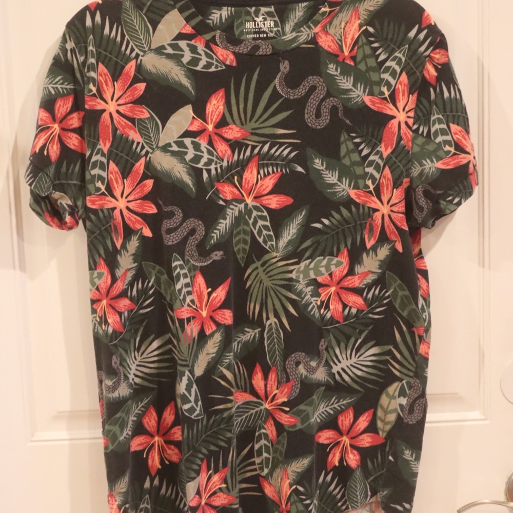 Hollister Black Tropical Print Short Sleeve Tee - Picture 5 of 10
